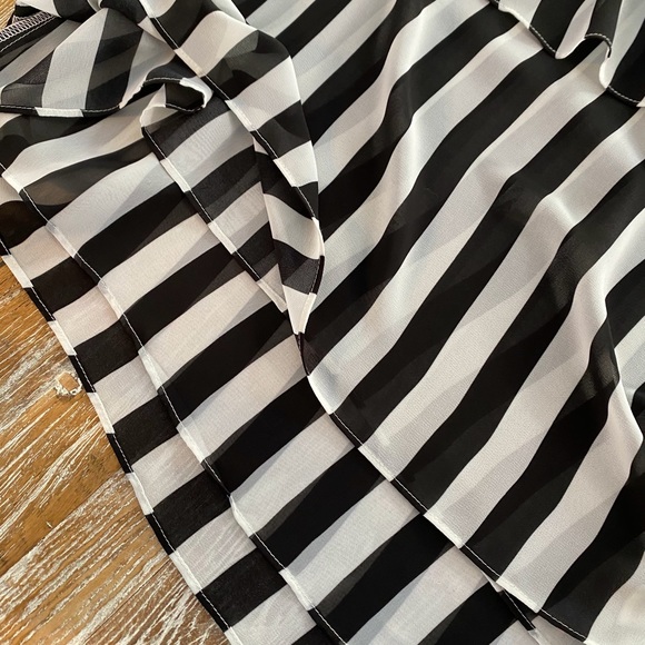 Gianni Bini black & white tiered top M EUC - Picture 8 of 9